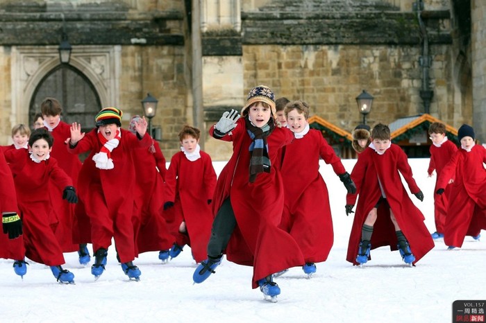 Ngày 11/12, các em nhỏ trong dàn đồng ca nhà thờ Winchester, Anh chơi trượt tuyết