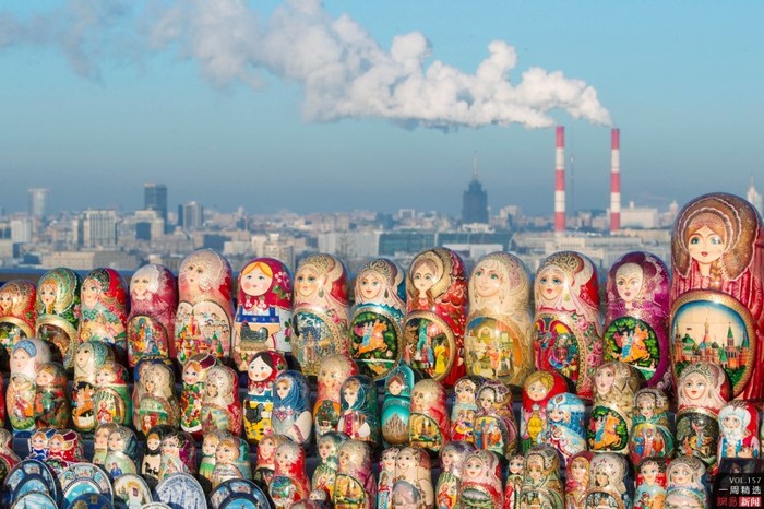 Matryoshkas, một loại búp bê truyền thống của Nga được bày bán trong một quầy lưu niệm dành cho khách du lịch
