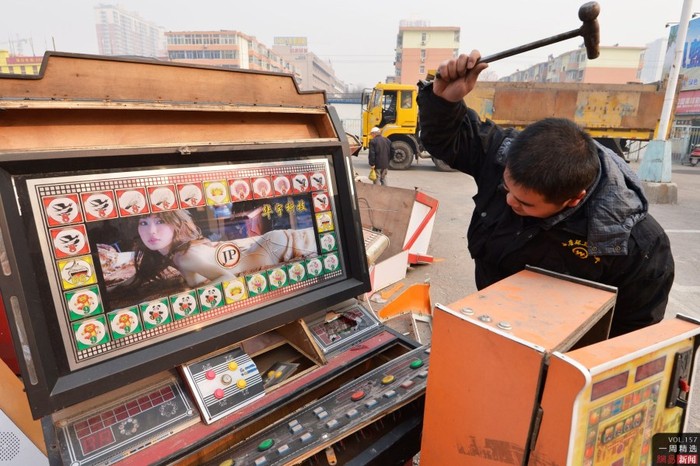 Ngày 12/12, cảnh sát thành phố Thái Nguyên thủ phủ tỉnh Sơn Tây, Trung Quốc hủy 335 chiếc máy chơi xèng, một hình thức cờ bạc ở Trung Quốc