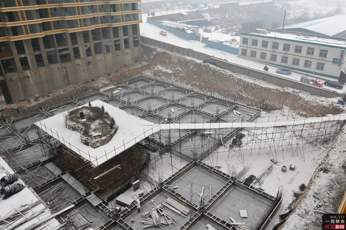 Ngôi mộ trên diện tích hơn 10 m2 mà chủ nhân không chịu di dời, bất chấp xung quanh nhà thầu đã đổ móng xây dựng. Ảnh chụp tại Thái Nguyên, Sơn Tây, Trung Quốc ngày 13/12