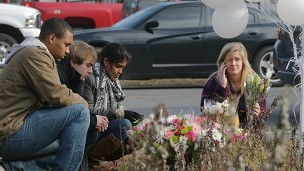 Nhiều người dân Mỹ tới đặt hoa tại ngôi trường xảy ra vụ thảm sát để tưởng niệm các nạn nhân