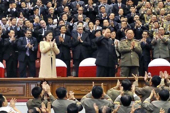 Trong năm 2012, đặc biệt là nửa cuối năm đã đánh dấu sự xuất hiện liên tục của Ri Sol-ju, tân Đệ nhất phu nhân Bắc Triều Tiên. Đây là hình ảnh bà Ri Sol-ju xuất hiện sau 1 tháng có tin đồn bà đang mang thai