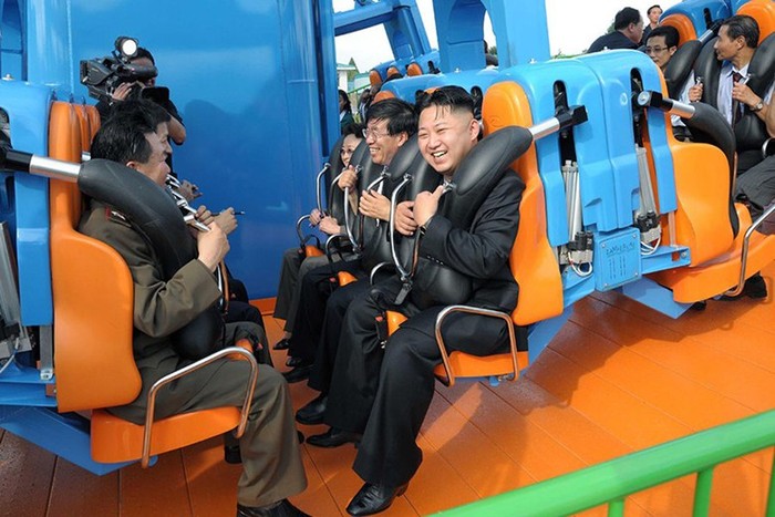 Kim Jong-un thử trò chơi mạo hiểm trong công viên hiện đại nhất Bình Nhưỡng ngày 26/7/2012