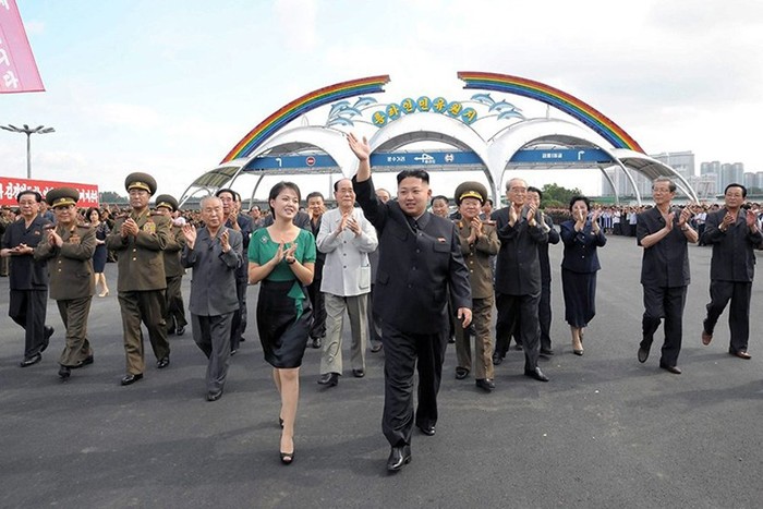Vợ chồng nhà lãnh đạo Kim Jong-un đi thăm công viên hiện đại nhất Bình Nhưỡng ngày 26/7/2012