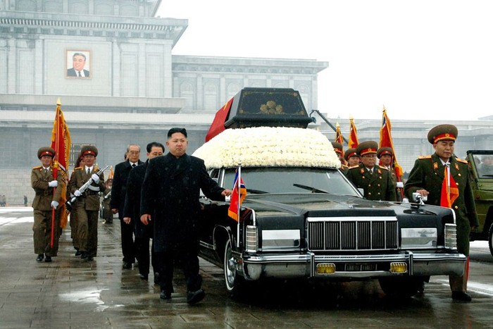Ngày 17/12/2011, Kim Jong-un cùng các quan chức cấp cao nhất của Bắc Triều Tiên tháp tùng xe linh cữu cố Chủ tịch Kim Jong-il, người đi hàng đầu bên phải là Phó nguyên soái Ri Yong-ho, Tổng tham mưu trưởng quân đội. Không ai ngờ, chỉ 6 tháng sau đó ông Ri Yong-ho bị bãi miễn mọi chức vụ. Báo chí Hàn Quốc tổng kết, trong một năm Kim Jong-un nắm quyền, ông đã cách chức 10 Bộ trưởng và quan chức tương đương trong nội các.