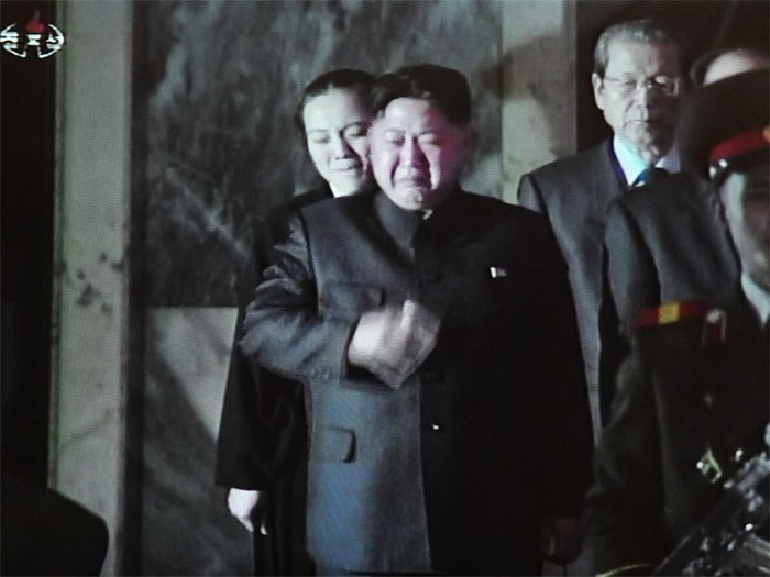 Kim Jong-un trong lễ truy điệu người cha