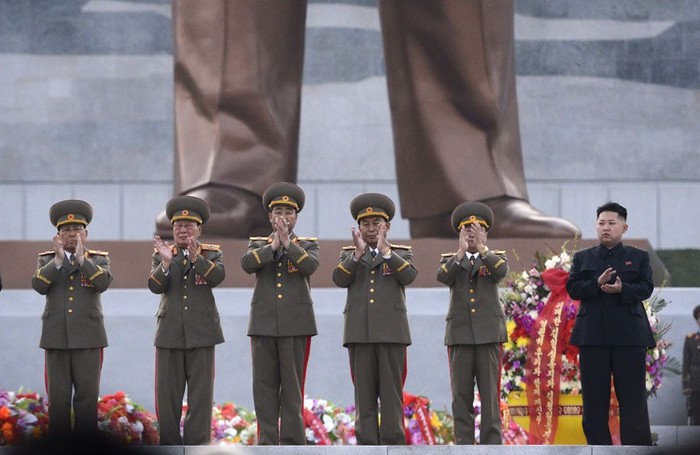 Cùng các tướng lĩnh cao cấp cắt băng khánh thành tượng đồng ông nội Kim Nhật Thành và người cha, cố Chủ tịch Kim Jong-il ngày 13/4/2012