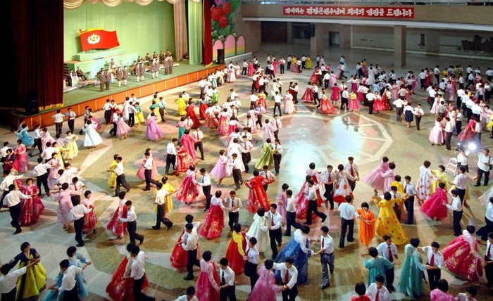 Dạ hội khiêu vũ mừng Kim Jong-un chính thức được xác lập trong Hiến pháp trở thành lãnh đạo cao nhất của Bắc Triều Tiên