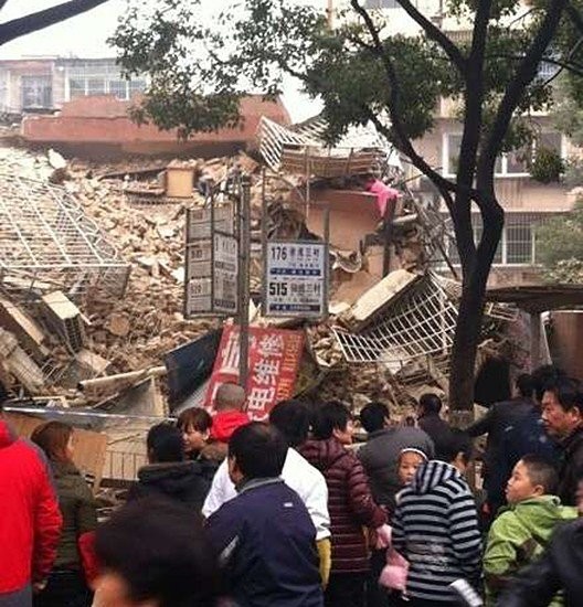Người dân trong khu xôn xao xung quanh vụ sập nhà