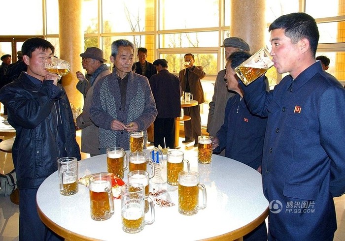 Cánh đàn ông Bình Nhưỡng cũng thích tranh thủ làm một vài vại bia