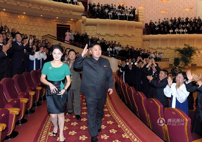 Sự xuất hiện của Đệ nhất phu nhân Ri Sol-ju đang làm thay đổi phong cách thời trang của giới trẻ Bắc Triều Tiên?