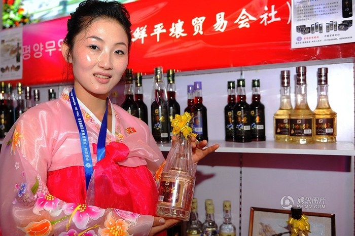 Các loại rượu "đặc sản" Bắc Triều Tiên trên kệ