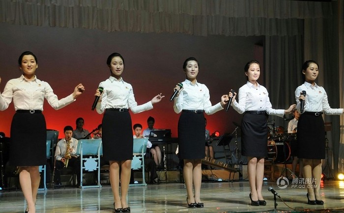 Dàn đồng ca trẻ trung với những "chân dài" xinh như diễn viên Hàn Quốc