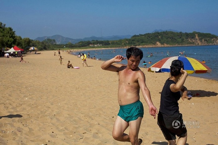 Nhảy điệu "Bắc Triều Tiên style" trên bãi biển