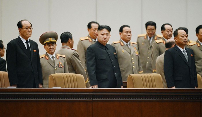 Người đàn ông mặc bộ vest màu đen, đeo cà vạt đứng bên phải chưa từng xuất hiện cạnh Kim Jong-un trước đây