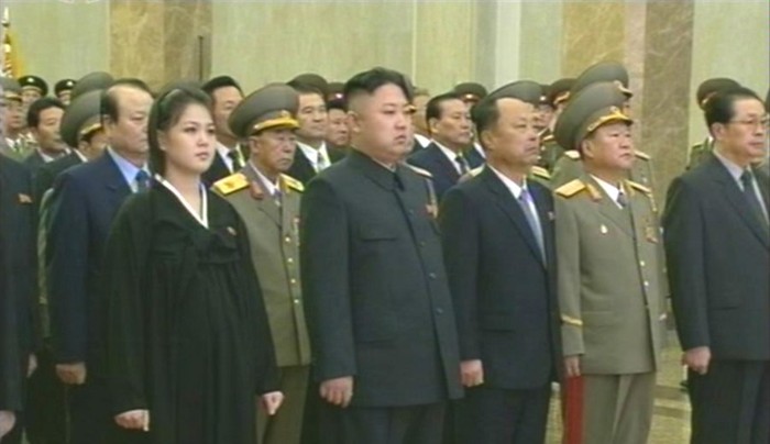 "Kèm sát" nhà lãnh đạo Kim Jong-un ngay cả khi viếng lăng cố Chủ tịch Kim Nhật Thành và Kim Jong-il