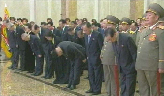 "Người lạ mặt" đứng giữa Kim Jong-un và Phó nguyên soái Choe Ryong-hae