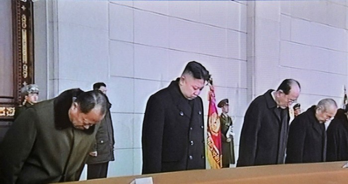 Nhiều khả năng "người lạ mặt" (trái) sẽ đảm bảo an toàn cho ông Kim Jong-un