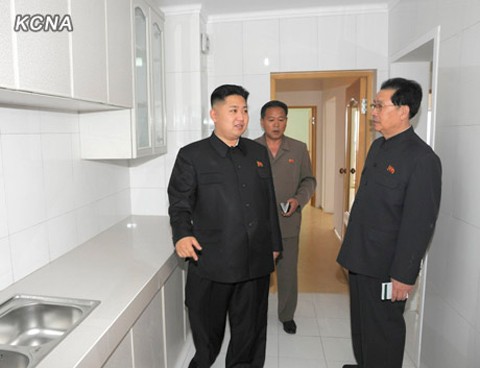 Ông Jang Song-taek (phải) tháp tùng nhà lãnh đạo Kim Jong-un đi thăm một khu dân cư mới xây dựng tại Bình Nhưỡng