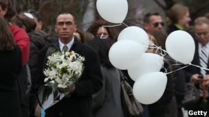 Nước Mỹ bắt đầu tổ chức tang lễ cho các nạn nhân vụ xả súng tại Connecticut