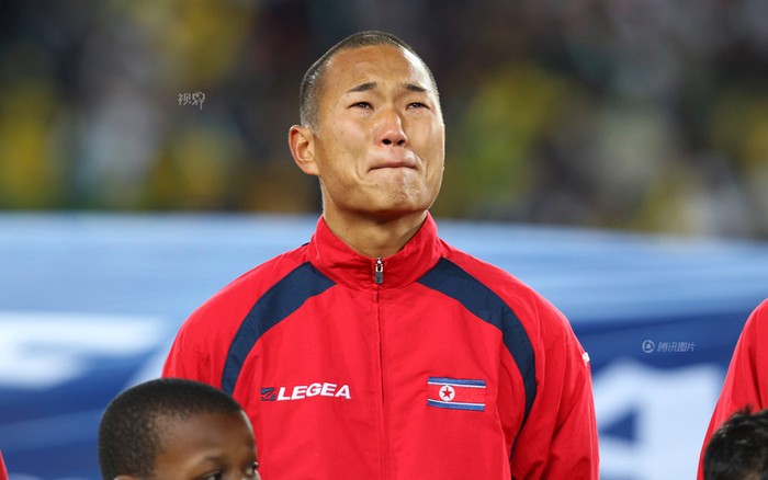Ngày 15/6/2010 tại World Cup tổ chức ở Nam Phi, một cầu thủ Bắc Triều Tiên đã trào nước mắt khi chào cờ chuẩn bị tham gia trận đấu với đội tuyển Brazil