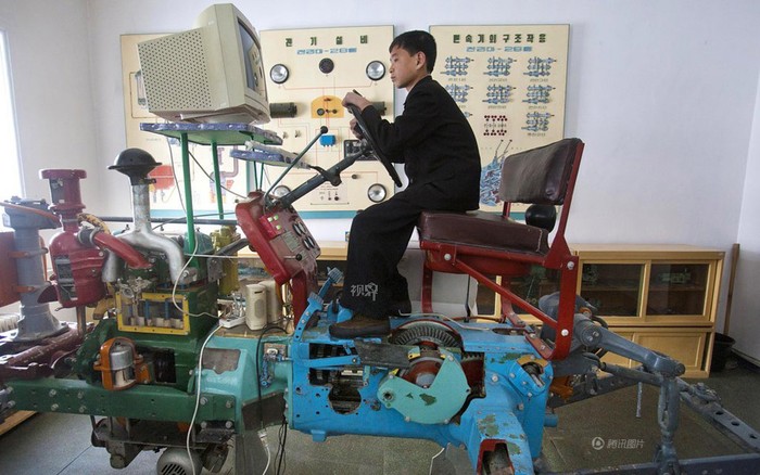 Năm 1998 Bắc Triều Tiên bắt đầu thành lập Trung tâm nghiên cứu máy tính. Ảnh chụp 1 thanh niên Bắc Triều Tiên thích thú ngồi trên chiếc máy cày được lắp máy tính do Triều Tiên chế tạo vào tháng 4/2012