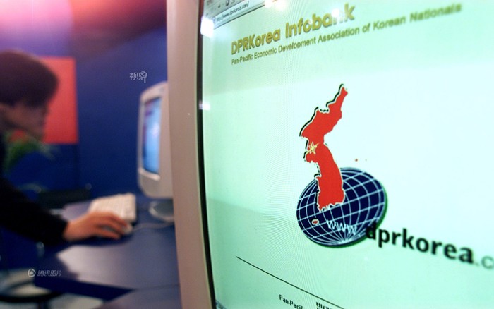 Năm 2000, Triều Tiên đã phổ biến mạng lưới máy tính tại các tỉnh thành trên toàn quốc với trang mạng Quang Minh, truy cập miễn phí. Tuy nhiên đây là một mạng nội bộ của Bắc Triều Tiên và không có bất kỳ liên kết nào với mạng Internet, có thể coi như mạng Internet "phiên bản Bắc Triều Tiên"