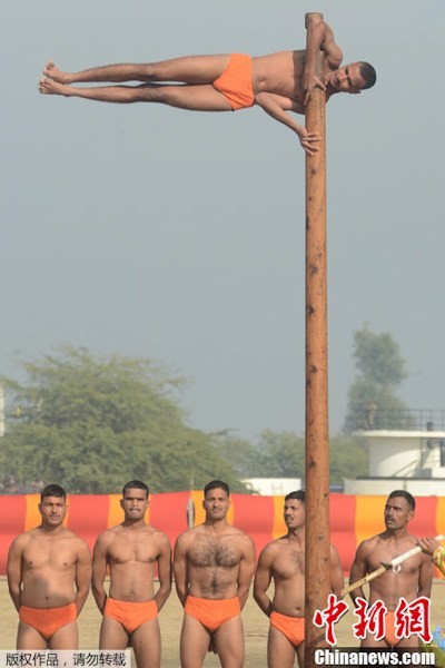 Lính Ấn Độ biểu diễn màn múa cột