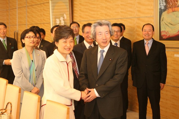 Nghị sĩ Park Geun-hye từng gặp nhiều chính khách, trong đó có Thủ tướng Nhật Bản Koizumi