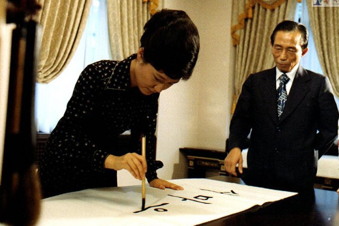 Bà Park Geun-hye trổ tài thư pháp chữ Hàn