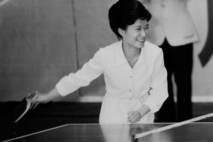 Thời trẻ, bà Park Geun-hye luôn là người đam mê thể thao. Sau khi học xong trung học trong thời gian sống tại điện Cheongwadae, Park Geun-hye đã theo học đại học Sogang tại Seoul vào năm 1970, chuyên ngành công nghệ điện tử, một thành tích đáng nể đối với một cô gái Hàn Quốc ở thời điểm đó.