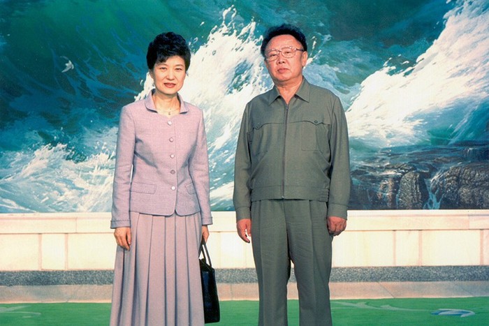 Tháng 5/2002, bà Park Geun-hye đã sang Bắc Triều Tiên gặp nhà lãnh đạo Kim Jong-il trong một nỗ lực hòa giải dân tộc, gắn kết hai miền bán đảo Triều Tiên