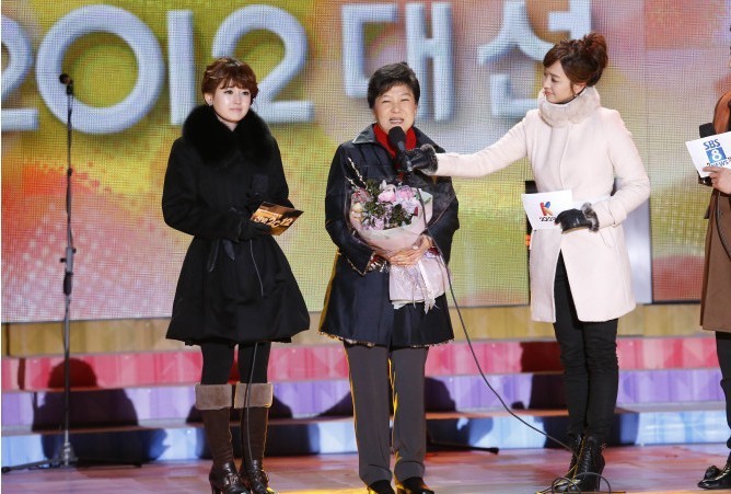 2 mỹ nhân xuất hiện bên cạnh tân Tổng thống Hàn Quốc Park Geun-hye trong đêm họp báo công bố chiến thắng