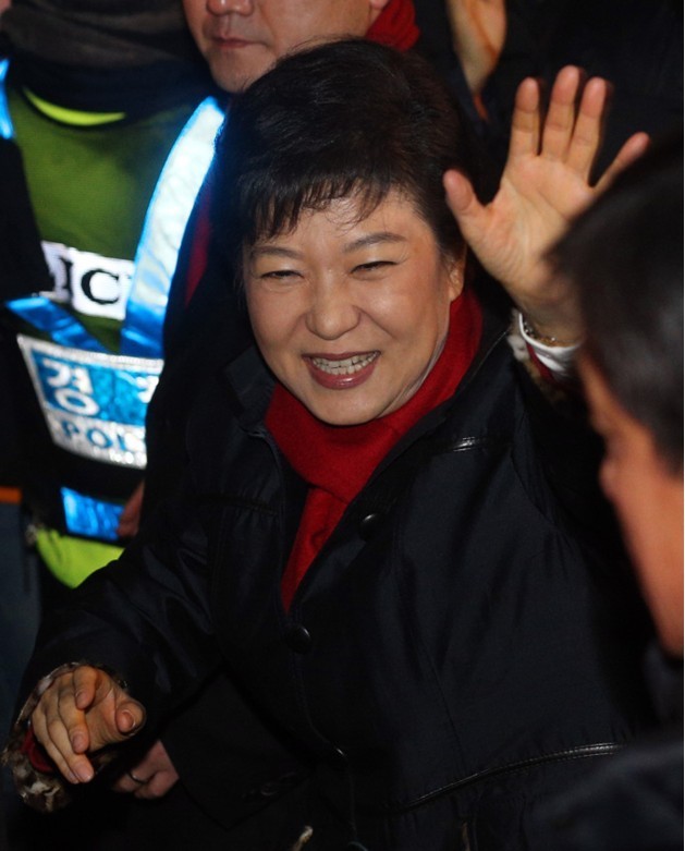 Bà Park Geun-hye xuất hiện và vẫy tay chào cử tri
