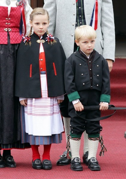 Tiểu Công chúa Ingrid Alexandra và Hoàng tử Brownsville Magnus vương quốc Na Uy