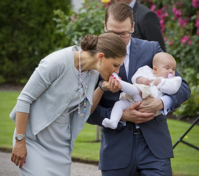 Ngày 14/7/2012, Nữ hoàng Thụy Điển Victoria hôn chân tiểu Công chúa Estelle trong lễ sinh nhật lần thứ 35 của mình