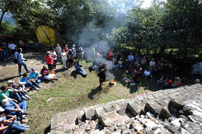 Người ta đốt lửa, dõi theo mặt trời và chờ đợi thời khắc 0 giờ ngày 21/12/2012 theo giờ Guatemala