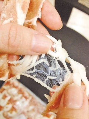 Thịt cừu cuộn giả được chế bằng cách trộn keo hóa học trong suốt với thịt vụn các loại và đưa vào máy cán, cắt. Chỉ cần dùng tay xé cũng có thể phát hiện ra chất keo đàn hồi thành lưới như mạng nhện