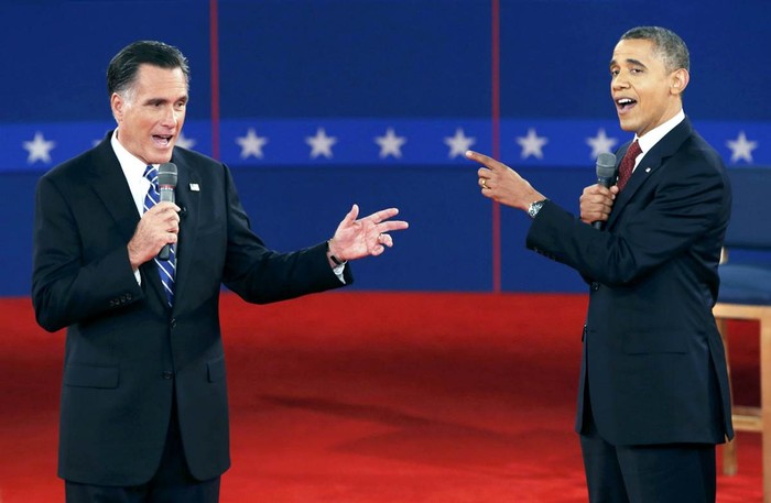 Ứng cử viên của đảng Cộng hòa Mitt Romney, trái, và Tổng thống Barack Obama vuông trong các cuộc tranh luận thứ hai bầu cử Tổng thống Mỹ tại Đại học Hofstra ở Hempstead, New York ngày 16/10