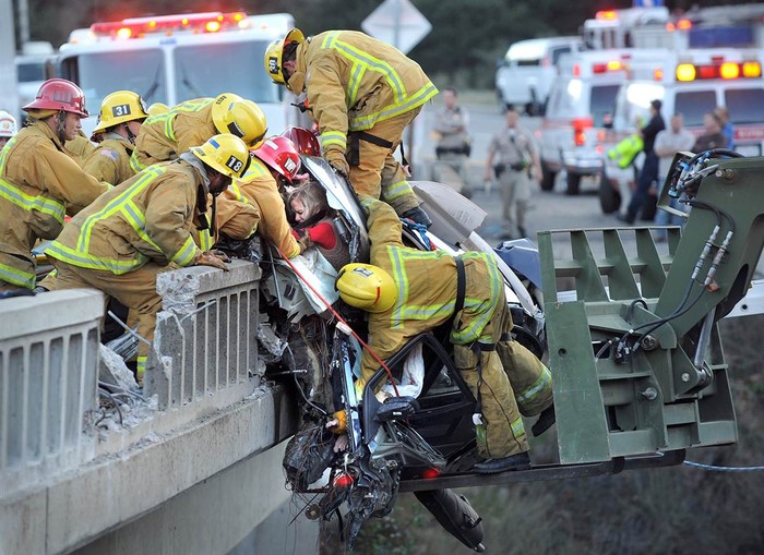 Nhân viên cứu hỏa giải cứu một gia đình từ một chiếc xe treo lủng lẳng trên một cây cầu sau khi một vụ tai nạn thảm khốc xảy ra hôm 12/1 trên Quốc lộ 101 gần Buellton, California