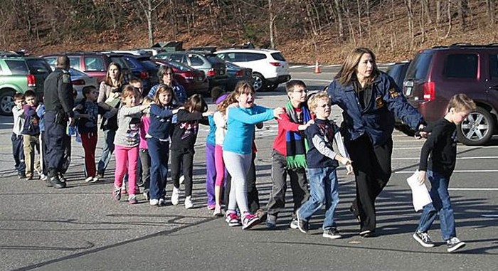 Các giáo viên dẫn học sinh ra ngoài trong vụ thảm sát trường học tồi tệ nhất tại bang Connecticut vừa qua