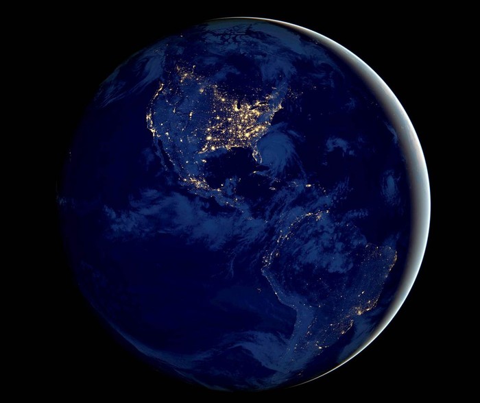 Châu Mỹ sáng lên trong hình ảnh chụp bởi vệ tinh. Theo NASA, vệ tinh quỹ đạo 312 đã chụp ảnh rõ nét của từng thửa bề mặt trái đất. Ngoài ra, hình ảnh cho thấy siêu bão Sandy đổ bộ vào đất liền bang New Jersey vào ngày 29/10.