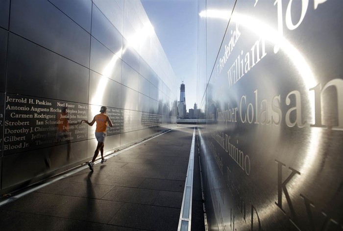 Trung tâm Thương mại Thế giới nhìn từ trên sông Hudson ở Jersey City, NJ, tòa nhà cao 104 tầng. Liberty State Park Jersey City, Á hậu một lướt nhẹ tay dọc theo bức tường "Sky rỗng" của nước Mỹ để tưởng niệm những người đã chết trong các cuộc tấn công khủng bố 9/11.