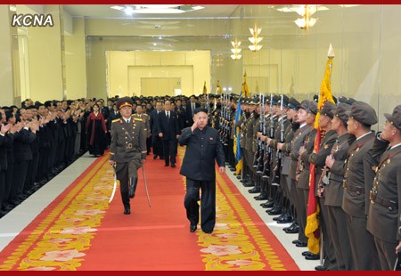 Đội danh dự quân đội Triều Tiên đón Kim Jong-un vào phòng tiệc