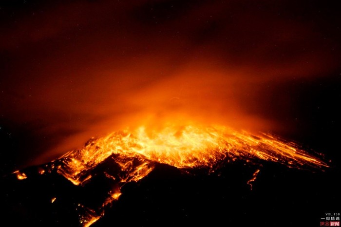 Ảnh chụp núi lửa Tungurahua ngày 20/12 khi nó tiếp tục phun trào dữ dội khiến nhiều người dân quanh vùng phải sơ tán để tránh khói bụi và dòng nham thạch nóng bỏng