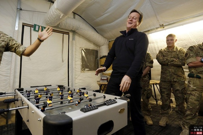 Ngày 20 tháng 12 tại một doanh trại quân Anh đóng ở tỉnh Helmand, Afghanistan, Thủ tướng Anh David Cameron chơi trò chơi đá bóng với một số lính Anh đóng tại Afghanistan.