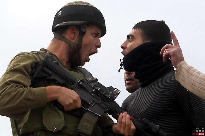Ngày 17 Tháng 12, một cư dân Tây Bắc Palestine đối đầu với một binh sĩ Israel