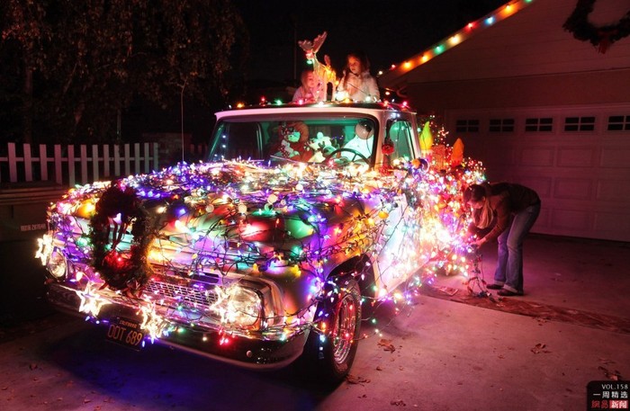Ngày 9 tháng 12, một gia đình trang trí chiếc xe đón Noel tại Los Angeles, Mỹ