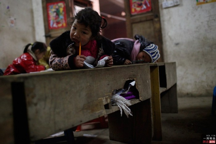 Một lớp học mẫu giáo từ 2 đến 5 tuổi ở Nhữ Châu, Hà Nam với chiếc bàn gỗ bị thủng