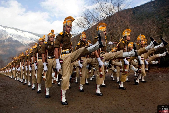 Ngày 20/12, khoảng 900 cảnh sát Ấn Độ kiểm soát khu vực Kashmir duyệt binh kết thúc đợt huấn luyện